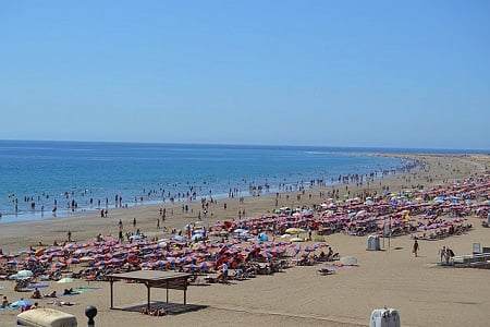Regenschirm und Sonnenschutz, Strand von Playa del Ingles in Gran