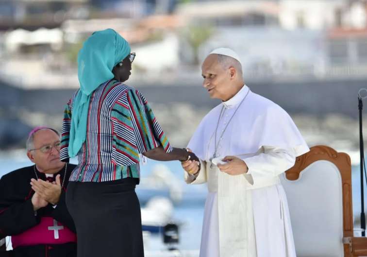 Papst Leo XIV. trifft in Arguineguín ein … 